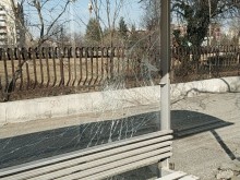 Вандали трошат пловдивските спирки