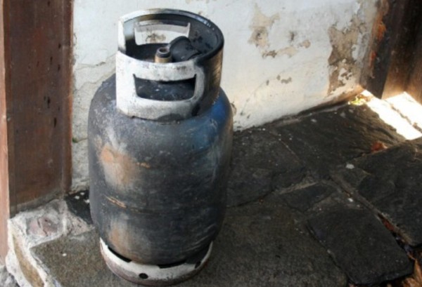 > Взрив на газова бутилка предизвика пожар в къща в