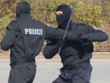 Полицията издирва опасните престъпници Компира, Кашона, Къртача и Малкия Бобе