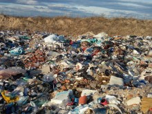 Огромно незаконно сметище с хиляди тонове боклук край Пловдив