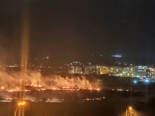 Огромен пожар бушува в София!