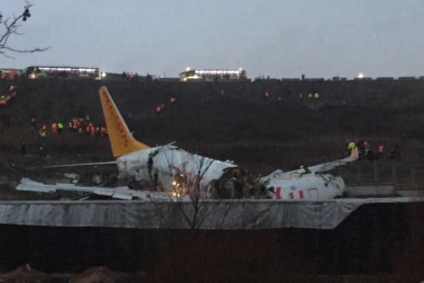 AFP
Турски самолет със 177 души на борда излезе извън пистата