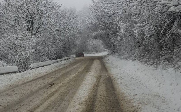 Сняг вали в района на гр Лъки област Пловдив Температурите