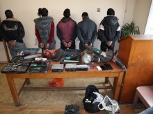 Показаха арестуваните при акцията в Бургас, както и част от плячката им!