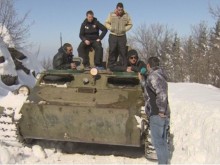 Доброволци с верижна военна машина спасиха бедстващите на Върховръх