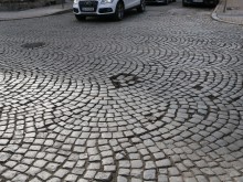 Павета хвърчат от улица в центъра на Пловдив