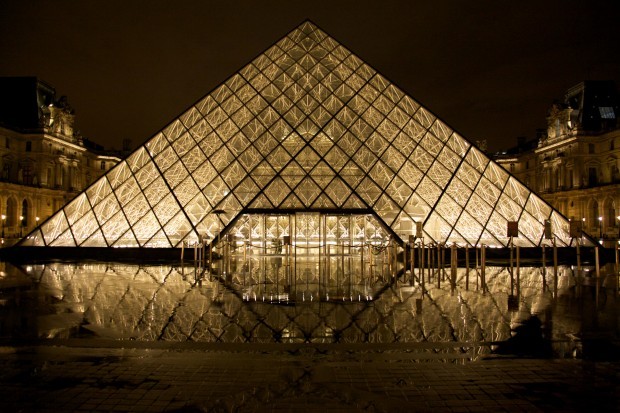 Министерството на културата продължава преговорите с Лувъра за организирането на