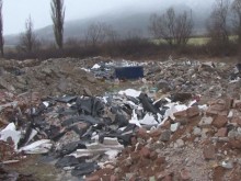 Незаконно сметище погълна за два месеца десетки декари частни имоти край Асеновград