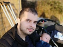 Млад мъж има спешна нужда от помощ в битката за здравето си