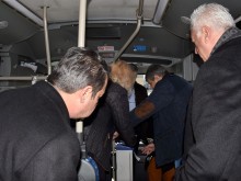 Кметът на Пловдив се качи на автобус, за да тества безкондукторното таксуване