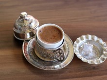 Мюсюлмани, юдеи и християни пият заедно кафе в Пловдив