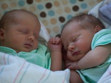 Страхотно! 3 двойки близнаци се родиха на Свети Валентин в една и съща болница в Пловдив!