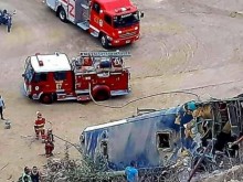 Осем жертви след като автобус пропадна в 15-метрова пропаст