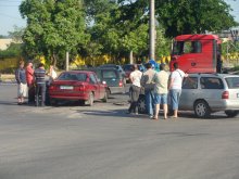 Пътен инцидент затруднява трафика до Мебелна къща