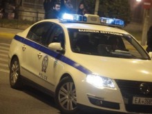 Маскиран стрелец с автомат нападна гръцко кафене