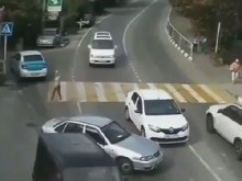 Уникална некадърност на калпав шофьор доведе до страшна глупост