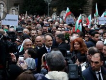 Президентът стана "жертва" на включилите се в неговото шествие! Беше грозно освиркан