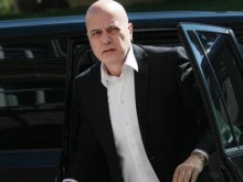 Слави се обгради с охранители, ето причината!