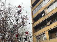 Защо ли този столичанин е осъмнал с изхвърлени дрехи?