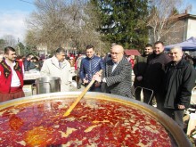 500 души посетиха фестивала на греяната ракия и зелевата чорба