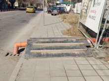 Защо тази тръба стърчи така грозно на централен булевард в Пловдив?