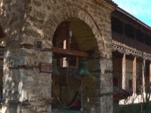 Камбанарията на Мулдавския манастир на път да се срути
