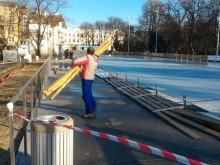 Демонтират ледената пързалка в Пловдив