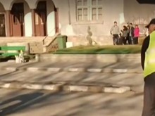 Жители на първомайско село сами полагат маркировка на пътя!