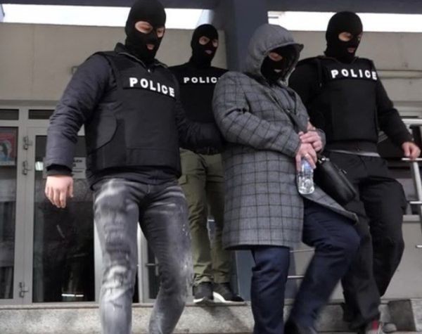 Данъчната, хваната с много пари в Пловдив, изнудвала брутално фирма!