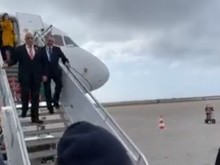 Репортерка не бе допусната на борда на правителствения самолет заради кашлица