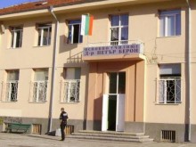 Скандалът в ОУ "Д-р Петър Берон" набира сила, от училището се крият и затварят телефони