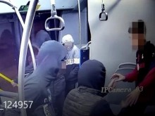 МВР показа снимки на гамените, съблекли ученик в столичен автобус