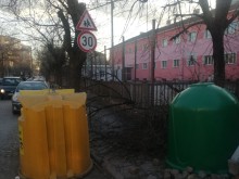 Пловдивски неволи: Клони по тротоара, а дечицата - на пътя