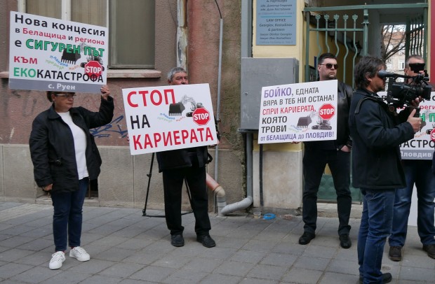 Пред сградата на община "Родопи" в Пловдив е горещо!