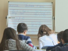 От МОН съветват: Учениците, които се връщат от чужбина, да останат 14 дни вкъщи