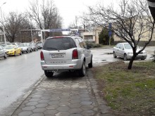 Постоянен нарушител приватизира тротоар в Пловдив
