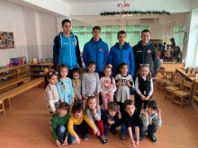 Баскетболисти на Академик изненадаха приятно деца от ДГ "Марица"