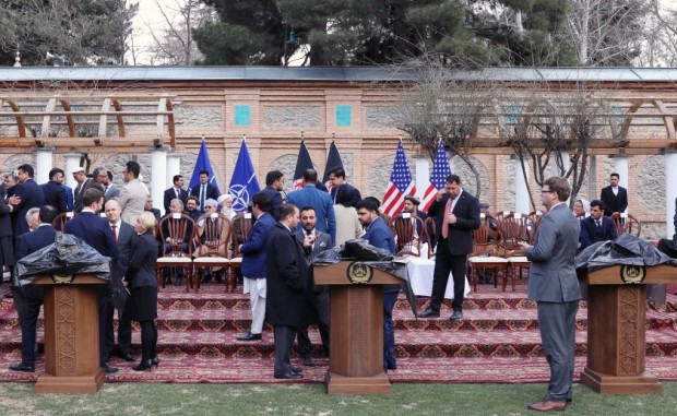 САЩ и талибаните подписаха споразумението в Доха. Според него САЩ