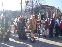 По традиция кукери със страшни маски гонят злите сили в Първенец