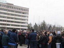 Винетки изкарват служители в оръжейни заводи на протест