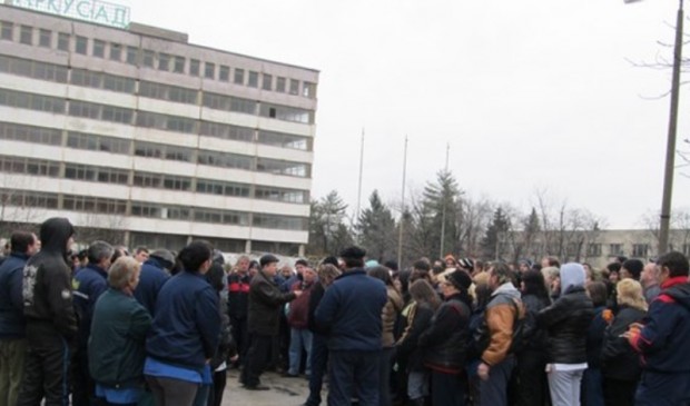 Работници от оръжейните заводи край Лясковец протестираха срещу винетните такси
