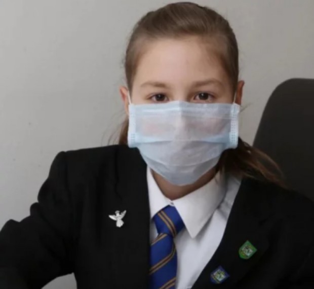 11-годишно момиче от България беше накарано да си свали маската