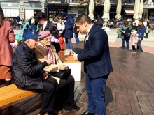 Младежи от ГЕРБ изненадаха пловдивчани с мартеници