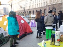Медици ще нощуват безсрочно на палатки пред Министерски съвет