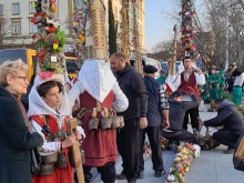 Кукерско шествие на центъра на Пловдив зарадва малки и големи!