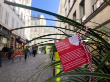 Жители и гости на Париж се закичиха с мартеници за здраве