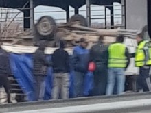 Два буса са по таван след ПТП на Пловдив - Асеновград