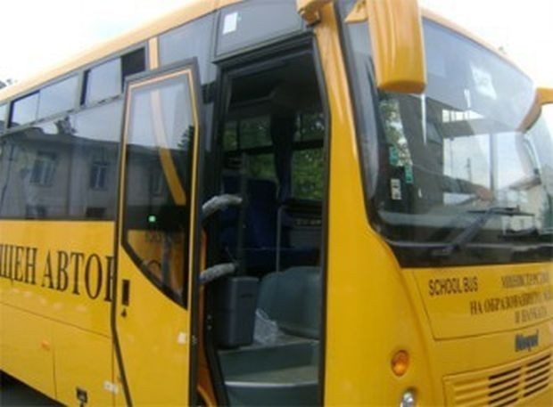 Директори на училища искат специалните автобуси с които децата пътуват
