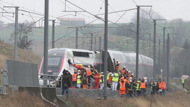 EPA/БГНЕС
Високоскоростен влак, свързващ Колмар, Източна Франция, със столицата Париж, е дерайлирал