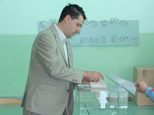 Иван Тотев гласува обезпокоен от ниската избирателна активност